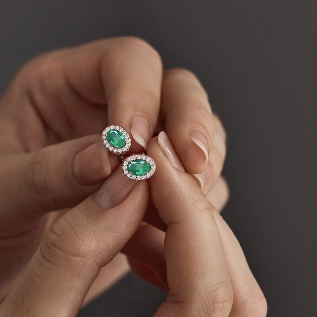BOUCLES D'OREILLES OVALES EN OR ROSE AVEC ÉMERAUDES ET DIAMANTS - BOUCLES D'OREILLES EN ÉMERAUDE - 