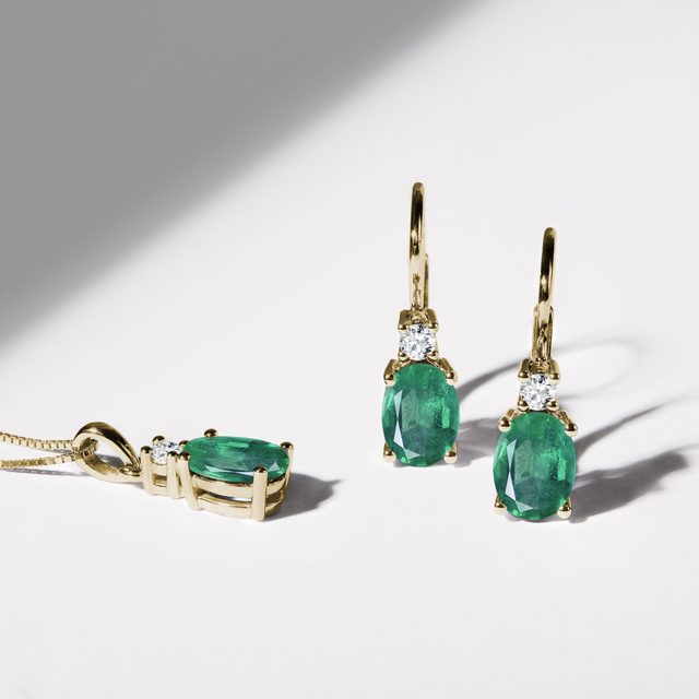 BOUCLES D'OREILLES EN OR, ÉMERAUDES 1,6 CT ET DIAMANTS - BOUCLES D'OREILLES EN ÉMERAUDE - 