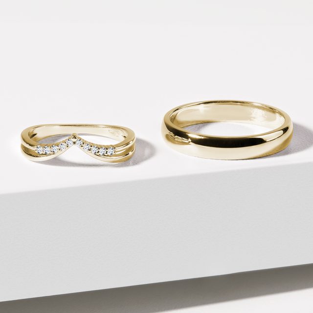 EHERINGSET AUS GELBGOLD MIT EINEM DOPPELTEN CHEVRON-RING - GELBGOLDENE TRAURINGE IM SET - 