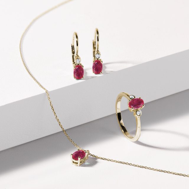 BOUCLES D'OREILLES EN OR AVEC RUBIS OVALE ET DIAMANTS - BOUCLES D'OREILLES EN RUBIS - 