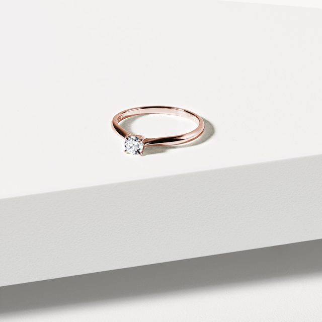 JEMNÝ PRSTEN V RŮŽOVÉM ZLATĚ S BRILIANTEM - ZÁSNUBNÍ PRSTENY S BRILIANTEM - 