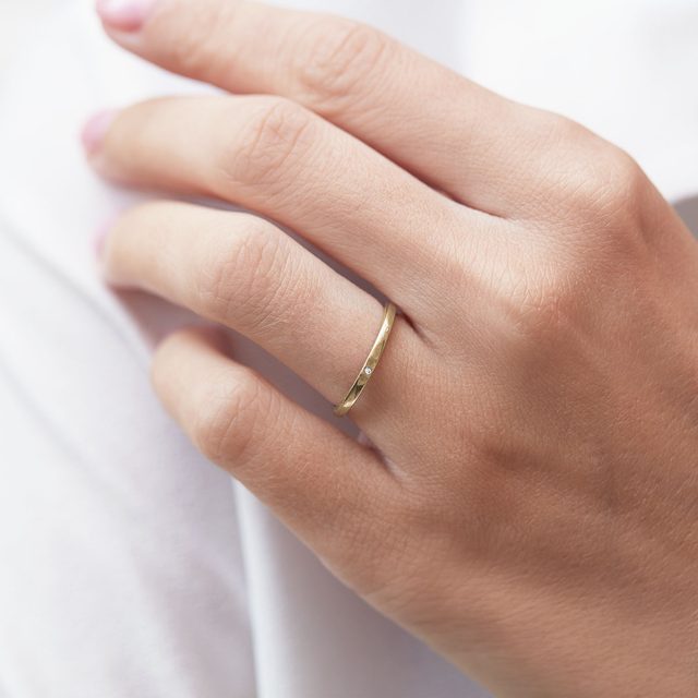 PRSTEŇ ZO ŽLTÉHO ZLATA S DIAMANTOM - SVADOBNÉ OBRÚČKY DÁMSKE - 