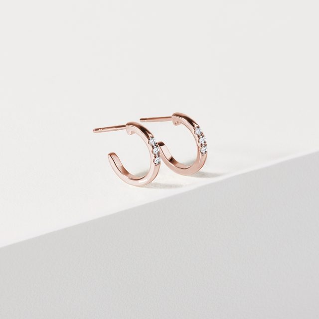 BOUCLES D'OREILLES CRÉOLES EN OR ROSE ET TROIS DIAMANTS - BOUCLES D'OREILLES EN DIAMANT - 