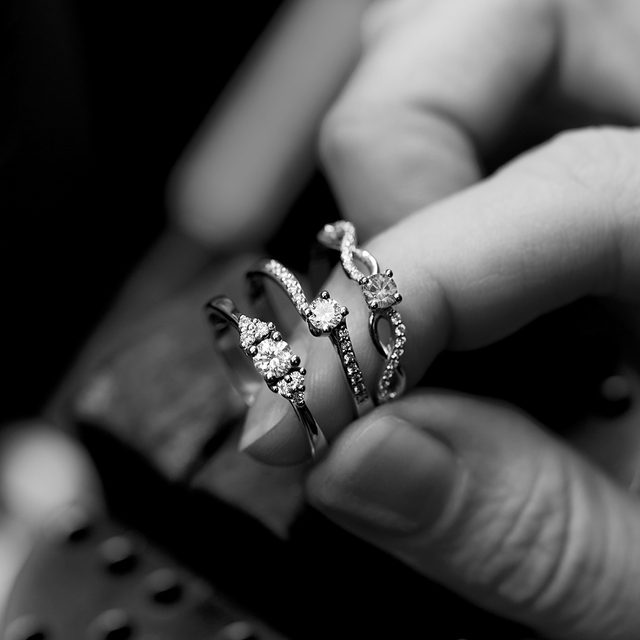 BAGUE EN OR BLANC AVEC SON DIAMANT BLEU - BAGUES DE FIANÇAILLES AVEC DIAMANTS DE COULEUR - 