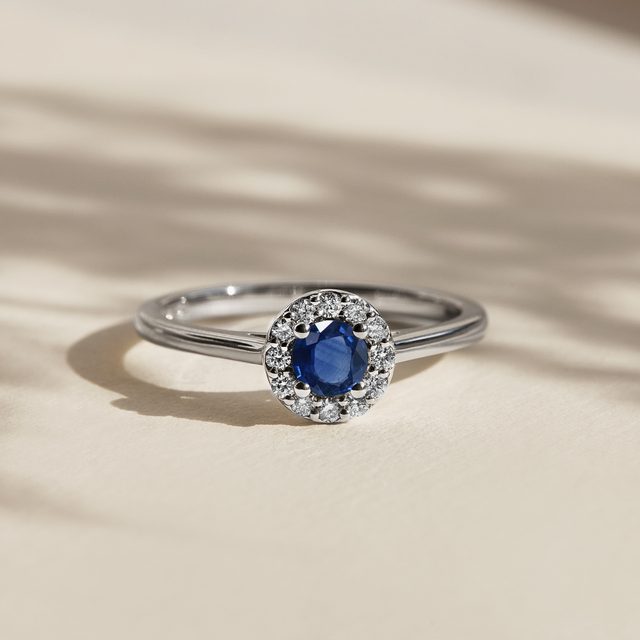 BAGUE AURÉOLE EN OR BLANC AVEC SAPHIRS BLEUS ET DIAMANTS - BAGUES DE FIANÇAILLES EN SAPHIR - 