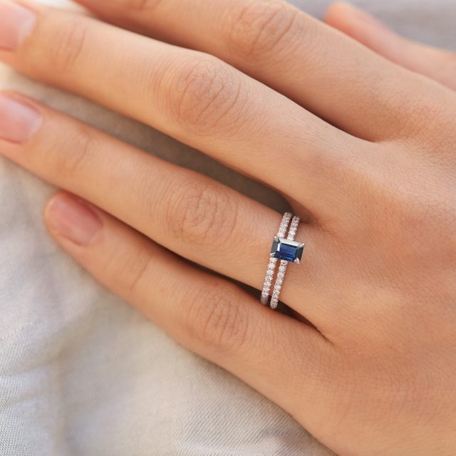 RING MIT SMARAGD, SAPHIR UND DIAMANT AUS WEISSGOLD - SAPHIRVERLOBUNGSRINGE - 