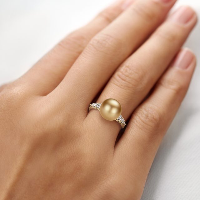 BAGUE EN OR JAUNE, PERLE DU PACIFIQUE SUD ET DIAMANTS - BAGUES EN PERLES - 