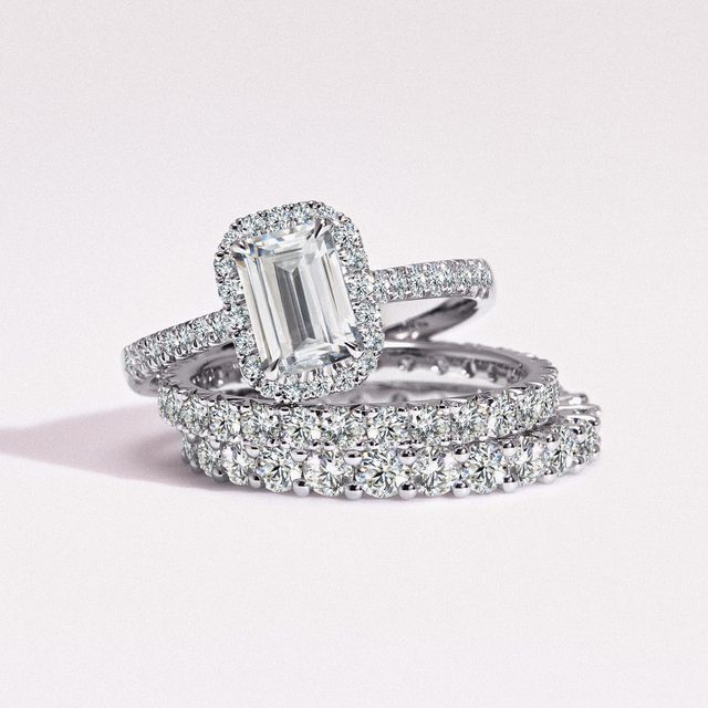 BAGUE DE FIANÇAILLES EN OR BLANC, AVEC DIAMANT TAILLE ÉMERAUDE - BAGUES AVEC DIAMANTS DE SYNTHÈSE - 