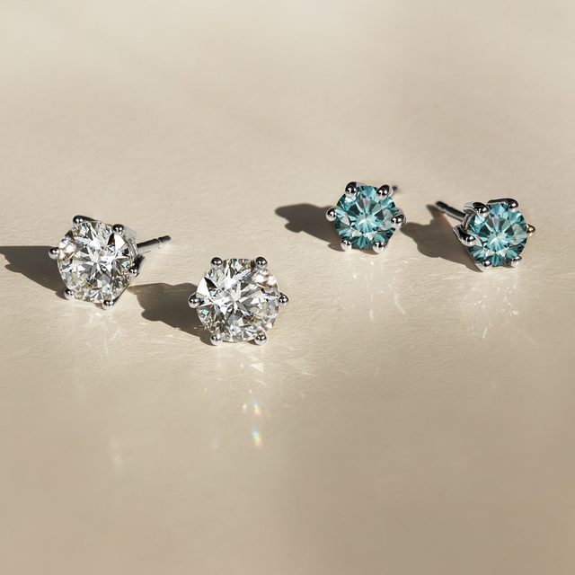 NÁUŠNICE Z BÍLÉHO 14K ZLATA S MODRÝMI DIAMANTY - DIAMANTOVÉ NÁUŠNICE PECKY - 