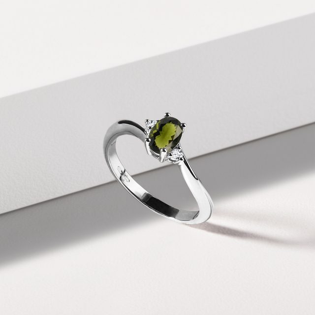 BAGUE EN OR BLANC, MOLDAVITE ET DIAMANTS - BAGUES EN MOLDAVITE - 