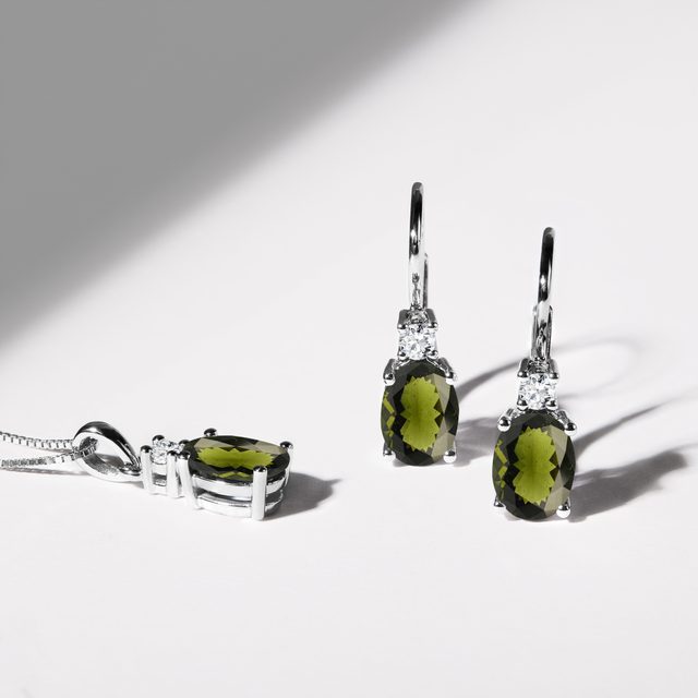 COLLIER EN OR BLANC, MOLDAVITE ET DIAMANT - COLLIERS AVEC MOLDAVITE - 