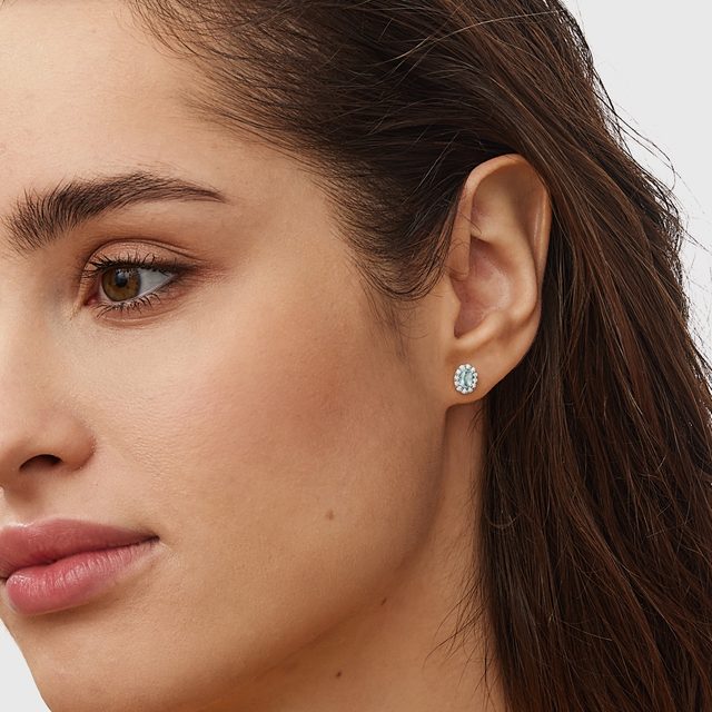 PUCES D'OREILLES AURÉOLE EN OR BLANC AVEC AIGUE-MARINE OVALE ET DIAMANTS - BOUCLES D'OREILLES EN AIGUE-MARINE - 