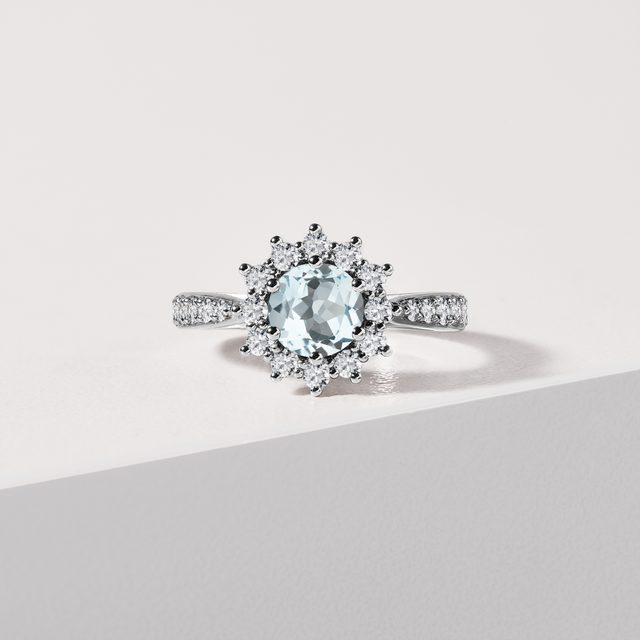 BAGUE EN OR BLANC, AIGUE-MARINE RONDE ET DIAMANTS - BAGUES EN AIGUE-MARINE - 