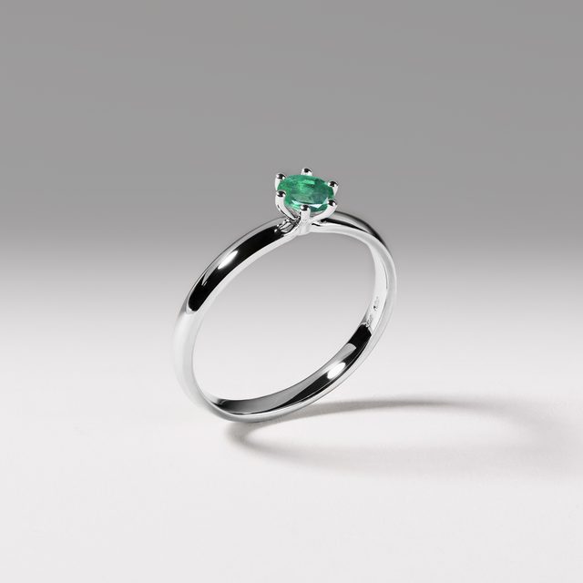 PIERŚCIONEK Z BIAŁEGO ZŁOTA Z OKRĄGŁYM SZMARAGDEM - PIERŚCIONKI ZE SZMARAGDAMI - 