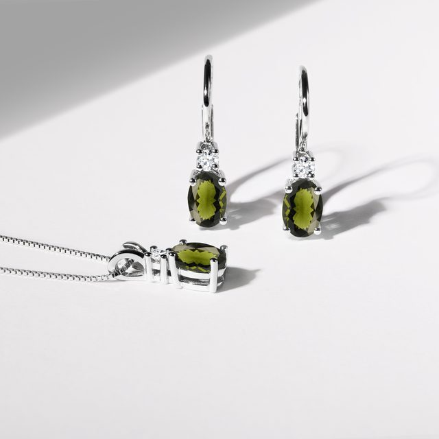 COLLIER EN OR BLANC, MOLDAVITE ET DIAMANT - COLLIERS AVEC MOLDAVITE - 