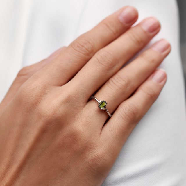 BAGUE EN OR BLANC, MOLDAVITE ET DIAMANTS - BAGUES EN MOLDAVITE - 