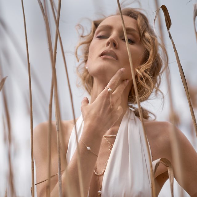 PRSTIENOK ZO ŽLTÉHO ZLATA S PERLOU A RETIAZKOU - PERLOVÉ PRSTENE - 