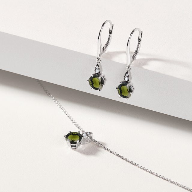 COLLIER EN OR BLANC, MOLDAVITE ET DIAMANTS - COLLIERS AVEC MOLDAVITE - 