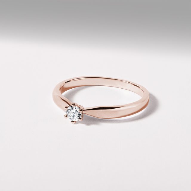 ZÁSNUBNÍ PRSTEN Z RŮŽOVÉHO ZLATA S BRILIANTEM - ZÁSNUBNÍ PRSTENY S BRILIANTEM - 