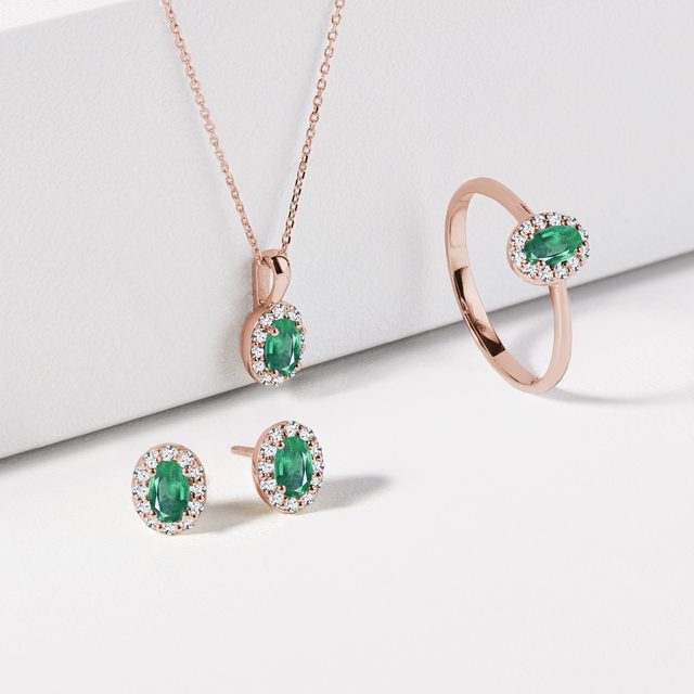 CLOUS D'OREILLES EN ROSE, DIAMANTS ET ÉMERAUDES - BOUCLES D'OREILLES EN ÉMERAUDE - 