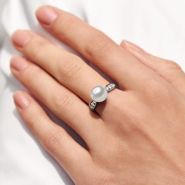 DIAMANTOVÝ PRSTEN S PERLOU AKOYA V BÍLÉM ZLATĚ - PERLOVÉ PRSTENY - 