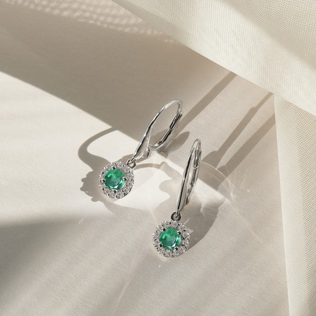 OHRRINGE AUS WEISSGOLD MIT SMARAGDEN UND DIAMANTEN - OHRRINGE MIT SMARAGD - 