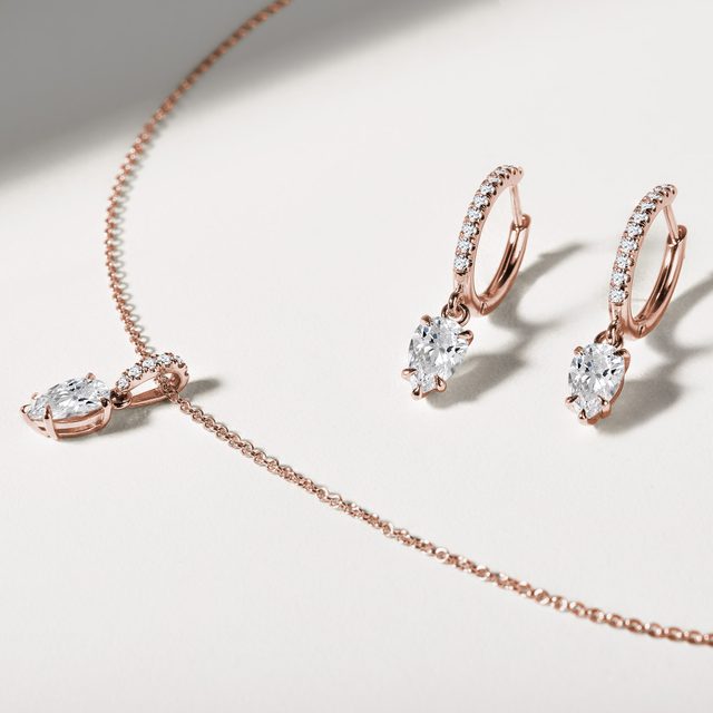 BOUCLES D'OREILLES ET COLLIER OR ROSE, DIAMANTS DE SYNTHÈSE - ENSEMBLES DE BIJOUX EN DIAMANT - 