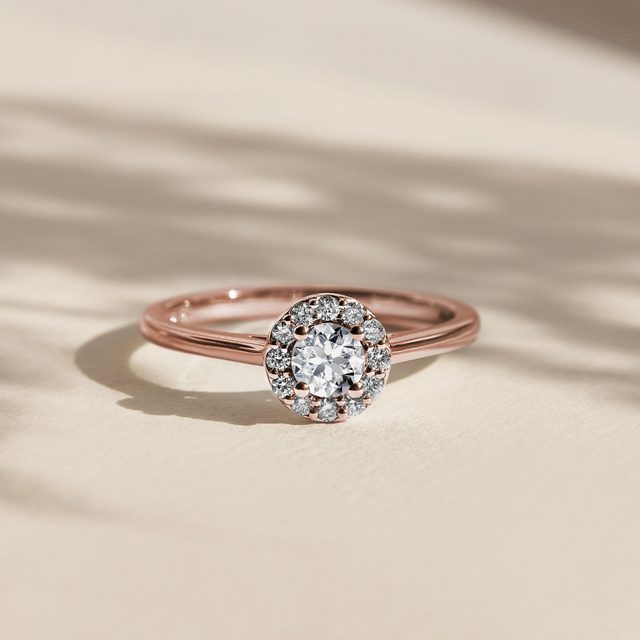 DIAMANTOVÝ HALO PRSTEN V RŮŽOVÉM ZLATĚ - DIAMANTOVÉ ZÁSNUBNÍ PRSTENY - 