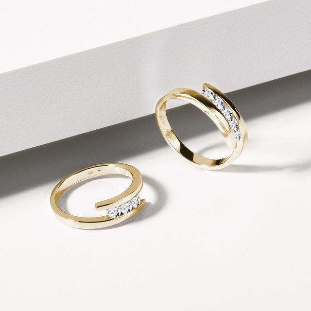 ZÁSNUBNÍ PRSTEN S DIAMANTY VE ŽLUTÉM ZLATĚ - DIAMANTOVÉ ZÁSNUBNÍ PRSTENY - 