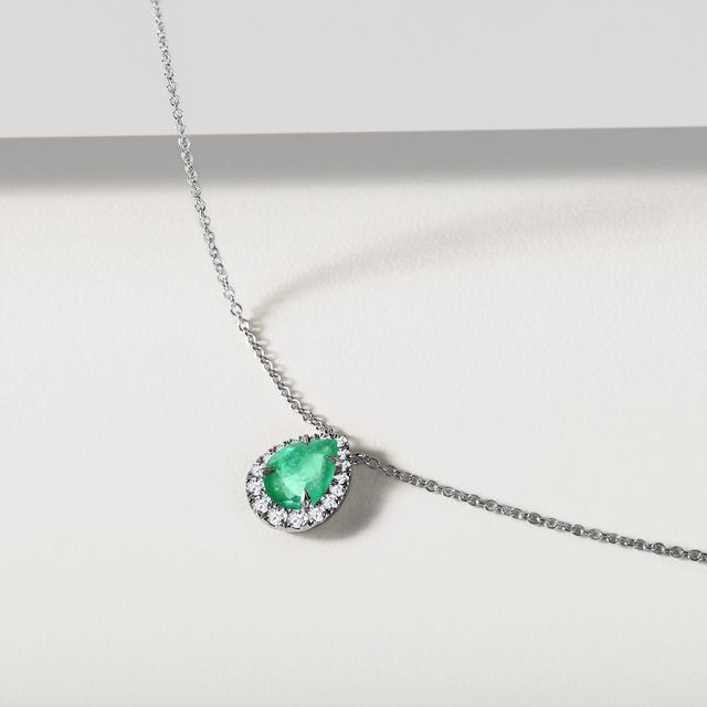 COLLIER ÉLÉGANT EN OR BLANC SERTI D'UNE ÉMERAUDE ET DE DIAMANTS - COLLIERS AVEC ÉMERAUDE - 