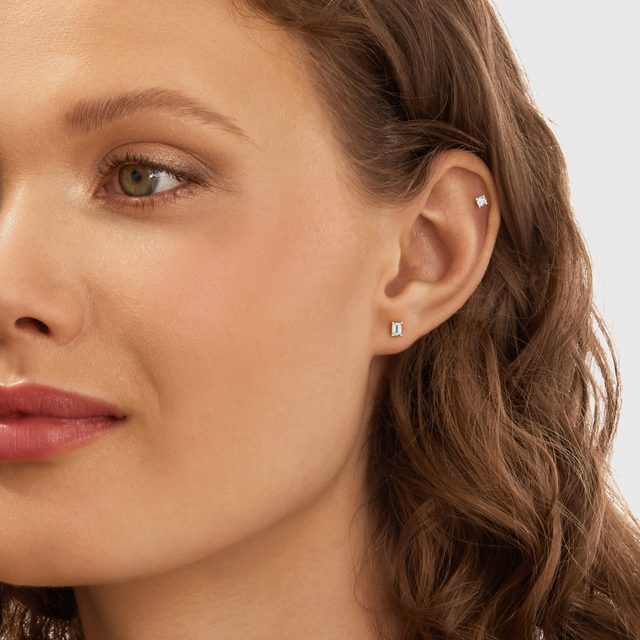 BOUCLES D'OREILLES EN OR ET DIAMANTS TAILLE ÉMERAUDE - PUCES D'OREILLES EN DIAMANT - 