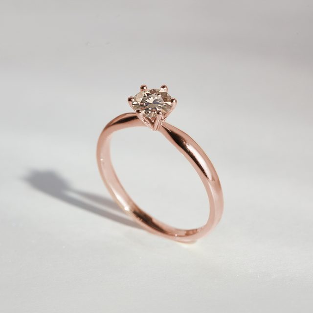 BAGUE EN OR ROSE AVEC DIAMANT CHAMPAGNE - BAGUES DE FIANÇAILLES AVEC DIAMANTS DE COULEUR - 