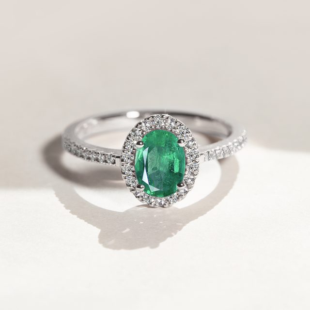 PRSTEN S OVÁLNÝM SMARAGDEM A BRILIANTY V BÍLÉM ZLATĚ - PRSTENY SE SMARAGDEM - 