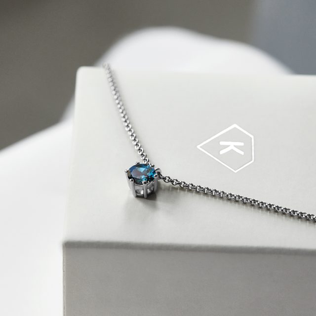 COLLIER EN OR BLANC AVEC TOPAZE BLEUE DE LONDRES - COLLIERS AVEC TOPAZE - 