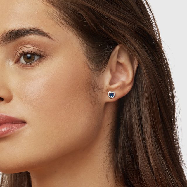 BOUCLES D'OREILLES CŒUR EN OR BLANC AVEC SAPHIR - BOUCLES D'OREILLES EN SAPHIR - 