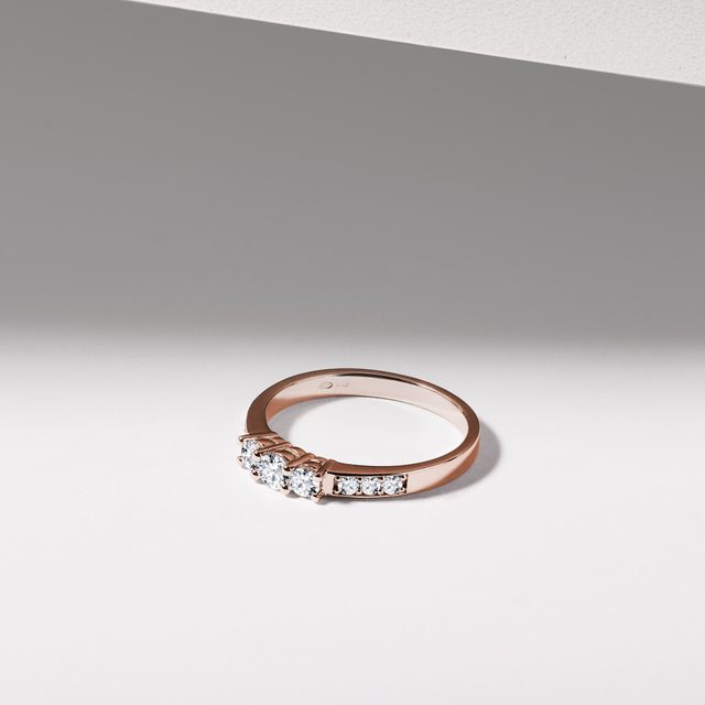 BAGUE EN OR ROSE AVEC TRIADE DE DIAMANTS - BAGUES DE FIANÇAILLES EN DIAMANT - 