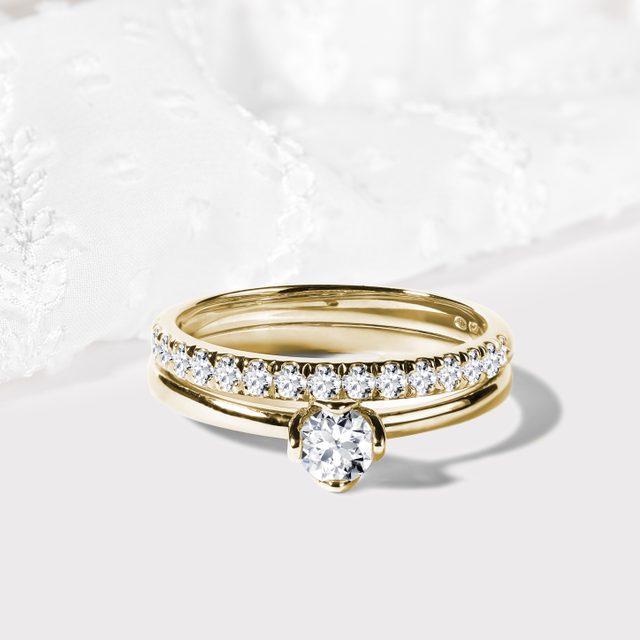 JEU D'ANNEAUX DE MARIAGE EN OR JAUNE AVEC DIAMANTS - BAGUE DE FIANÇAILLES ET ALLIANCE ASSORTIES - 