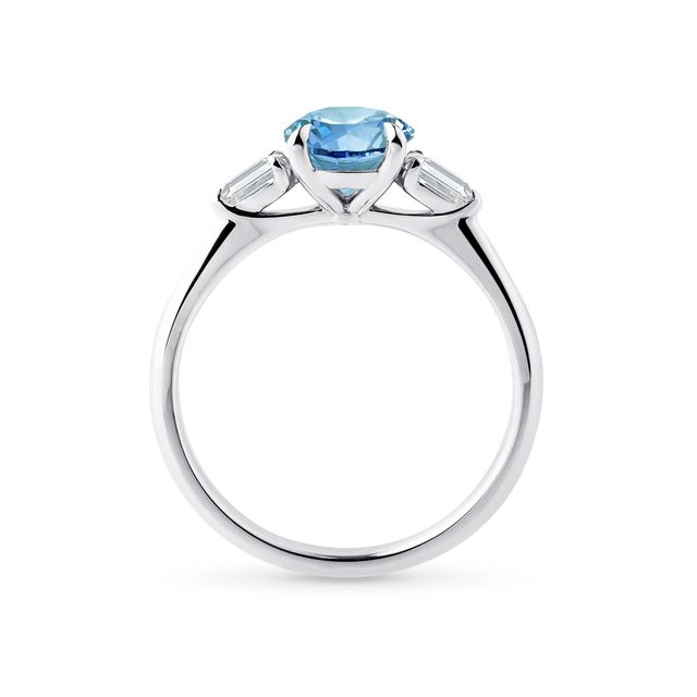 PIERŚCIONEK Z NIEBIESKIM DIAMENTEM LABORATORYJNYM W BIAŁYM ZŁOCIE - PIERŚCIONKI Z LAB GROWN DIAMENTAMI - 