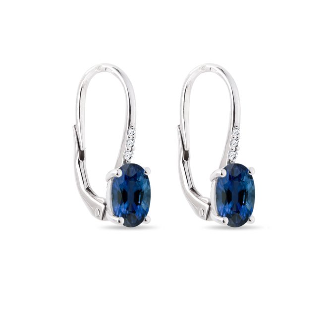 BOUCLES D’OREILLES PENDANTES EN OR BLANC AVEC DIAMANTS ET SAPHIRS - BOUCLES D'OREILLES EN SAPHIR - 