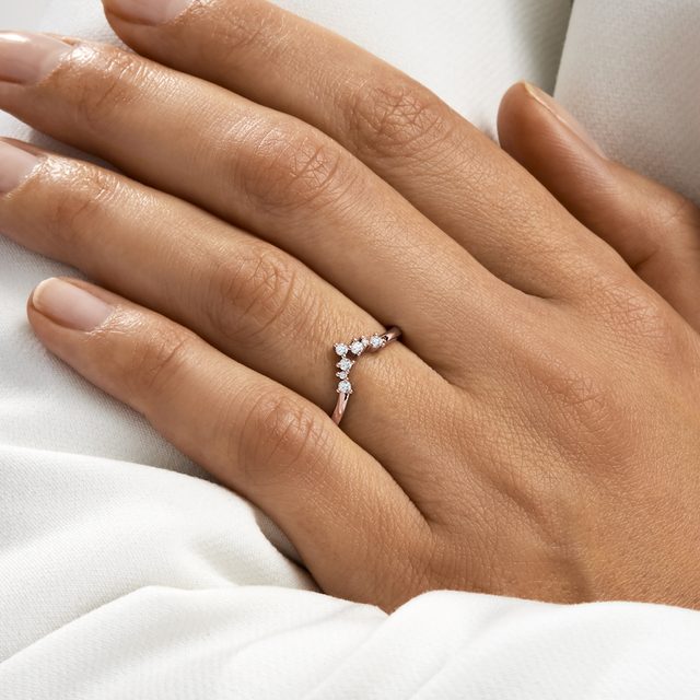 CHEVRON RING WITH SEVEN DIAMONDS IN ROSE GOLD - WOMEN'S WEDDING RINGS - 