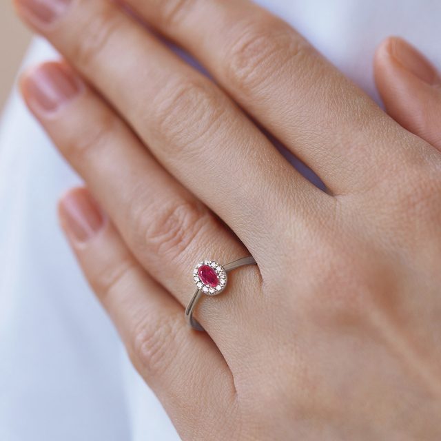 BAGUE AURÉOLE EN OR BLANC AVEC RUBIS OVALE ET DIAMANTS - BAGUES DE FIANÇAILLES EN RUBIS - 