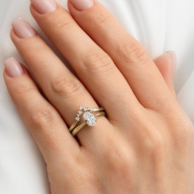 ALLIANCE ET BAGUE DE FIANÇAILLES EN OR JAUNE ET DIAMANTS - BAGUE DE FIANÇAILLES ET ALLIANCE ASSORTIES - 