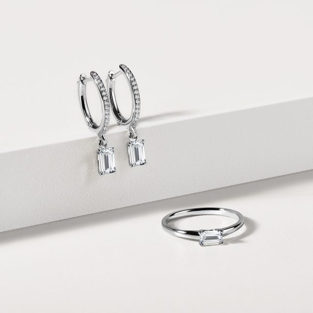 BOUCLES D'OREILLES PENDANTES EN OR BLANC ET DIAMANTS - BOUCLES D'OREILLES EN DIAMANT - 