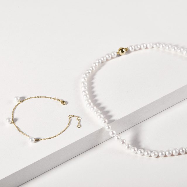 GOLD BRACELET WITH THREE FRESHWATER PEARLS - PEARL BRACELETS - 