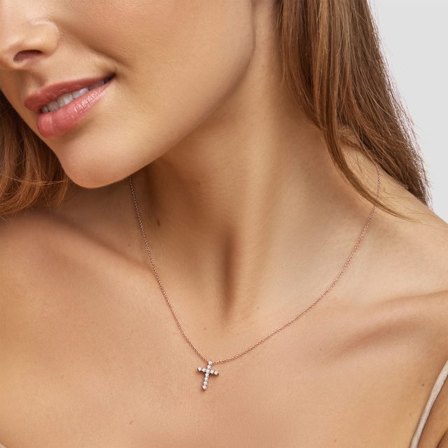 BRILIANTOVÝ PŘÍVĚSEK KŘÍŽEK Z RŮŽOVÉHO ZLATA - NÁHRDELNÍKY S DIAMANTY - 