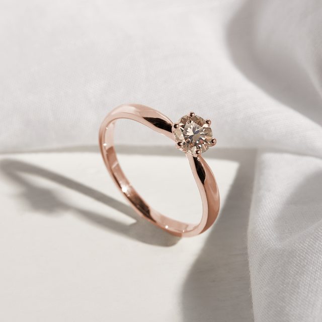 PRSTEN S 0,5CT CHAMPAGNE DIAMANTEM V RŮŽOVÉM ZLATĚ - ZÁSNUBNÍ PRSTENY S BAREVNÝM DIAMANTEM - 