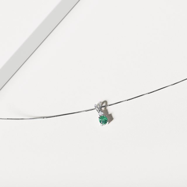 NASZYJNIK Z BIAŁEGO ZŁOTA Z OKRĄGŁYM SZMARAGDEM I DIAMENTEM - NASZYJNIKI ZE SZMARAGDAMI - 