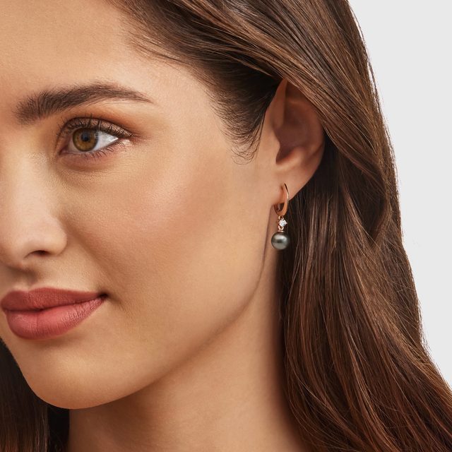 BOUCLES D'OREILLES ET COLLIER EN OR ROSE, PERLES, DIAMANTS - PARURES DE PERLES - 