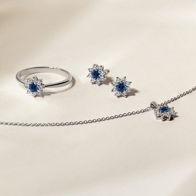 BOUCLES D'OREILLES EN OR BLANC AVEC FLEURS EN SAPHIR ET DIAMANTS - BOUCLES D'OREILLES EN SAPHIR - 