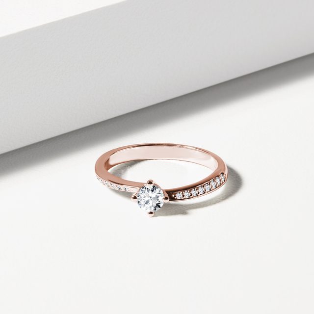 ZÁSNUBNÝ PRSTIENOK Z RUŽOVÉHO 14 KT ZLATA S BRILIANTMI - DIAMANTOVÉ ZÁSNUBNÉ PRSTENE - 
